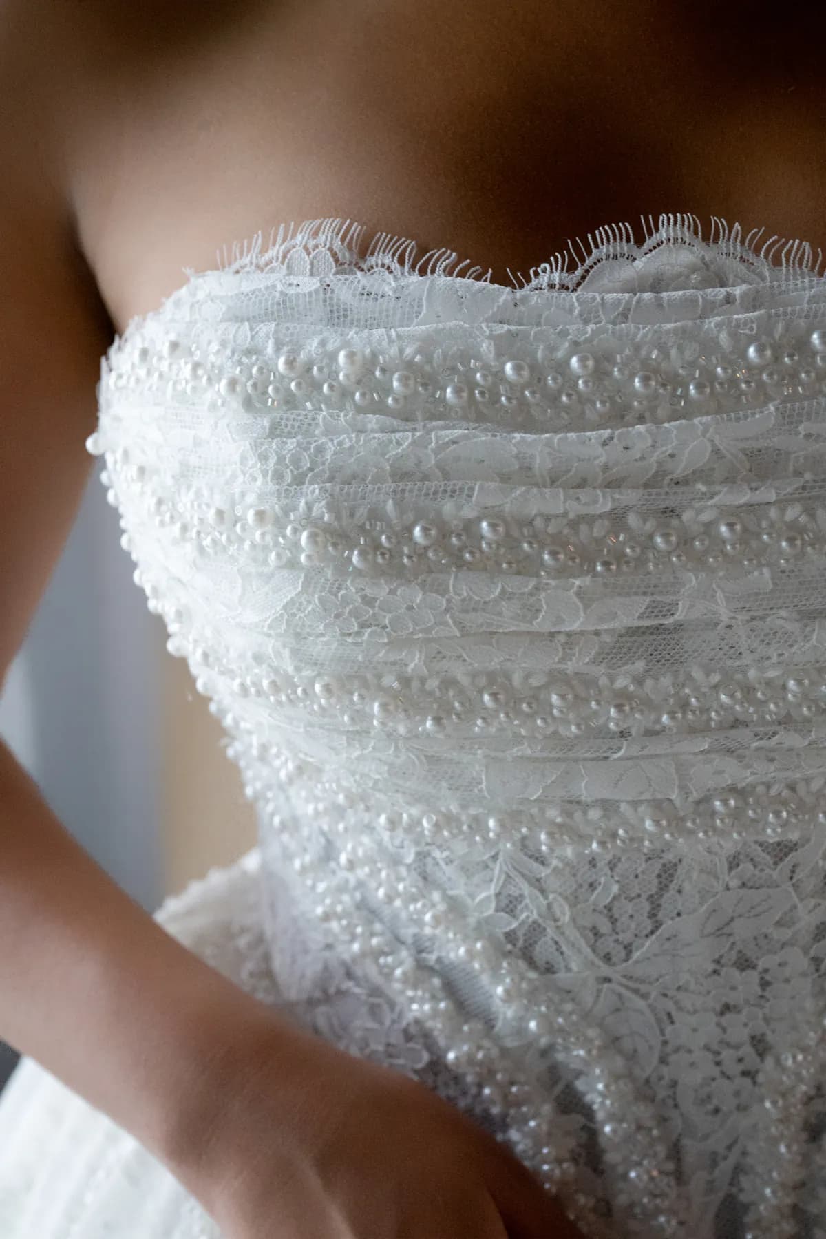 Détail du bustier rebrodé de perles