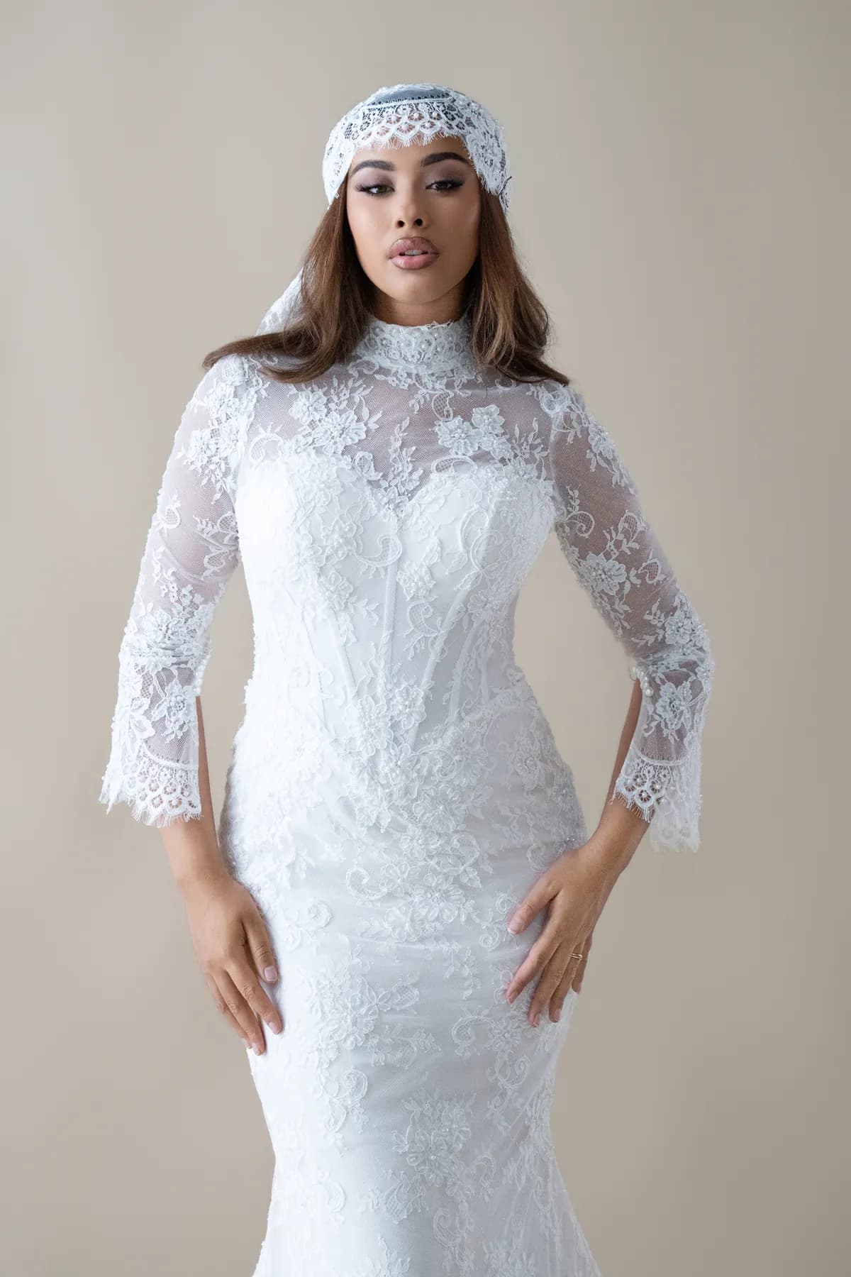 Robe en dentelle à manches longues