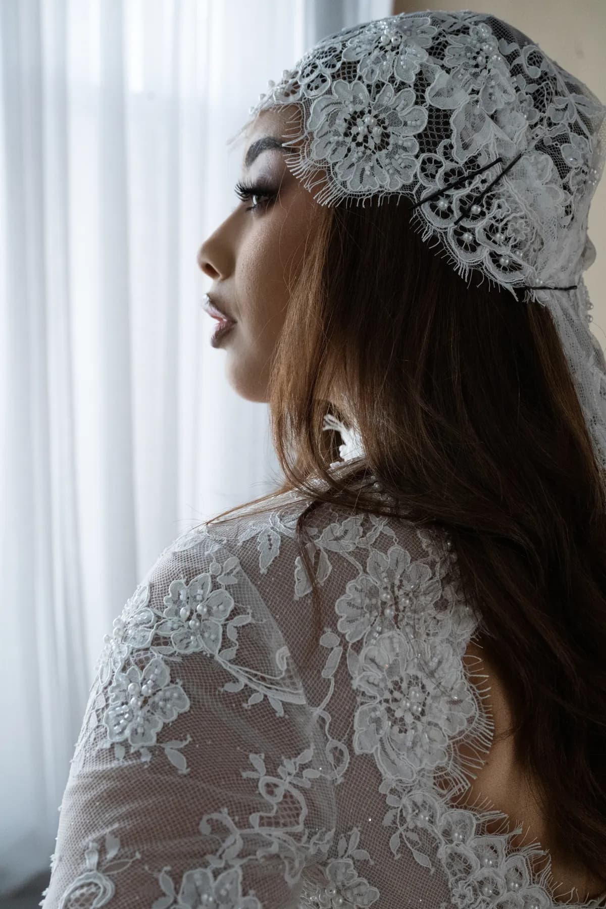 Dos en dentelle et coiffe