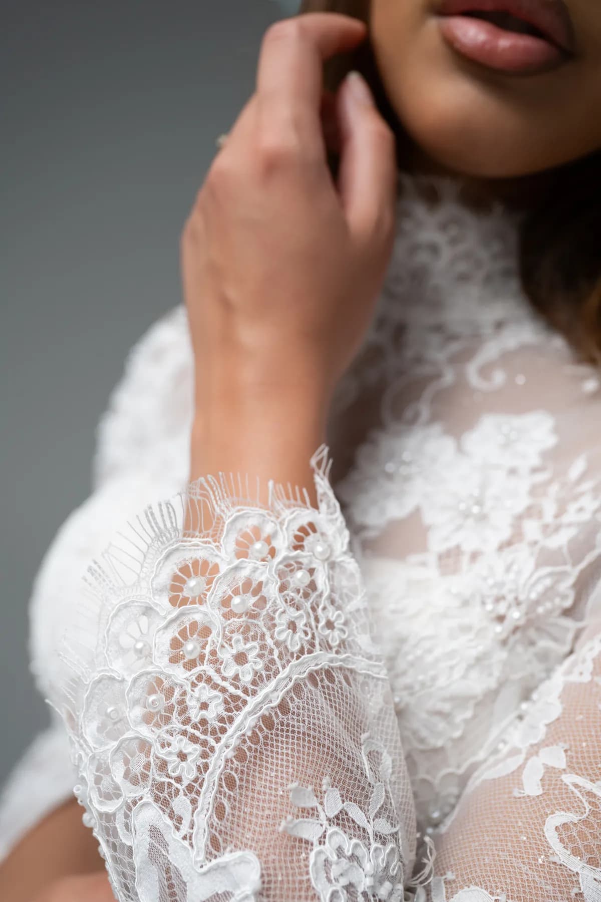Détail d'une manche en dentelle