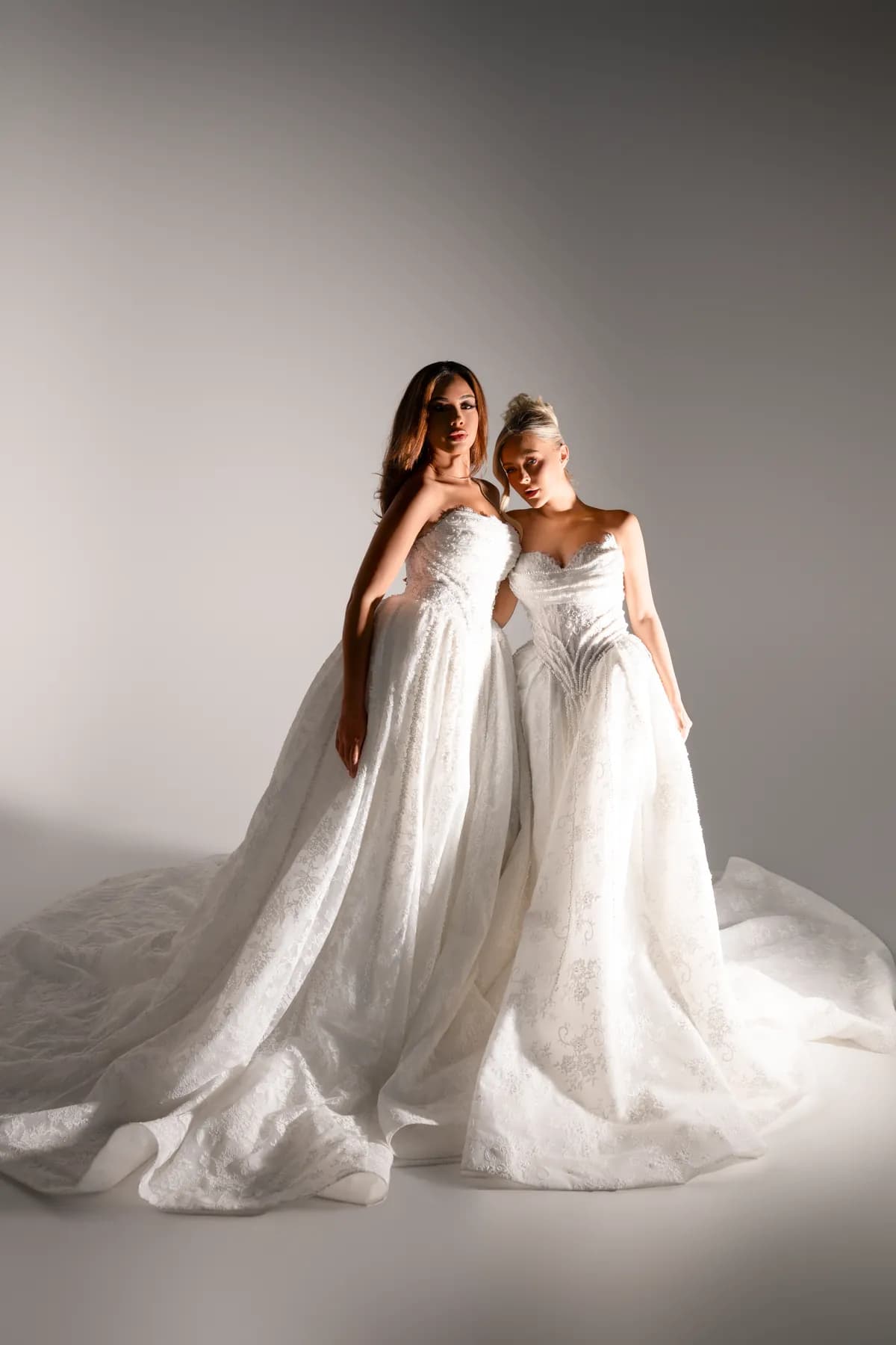 Deux mariées en robes Umel Couture en studio