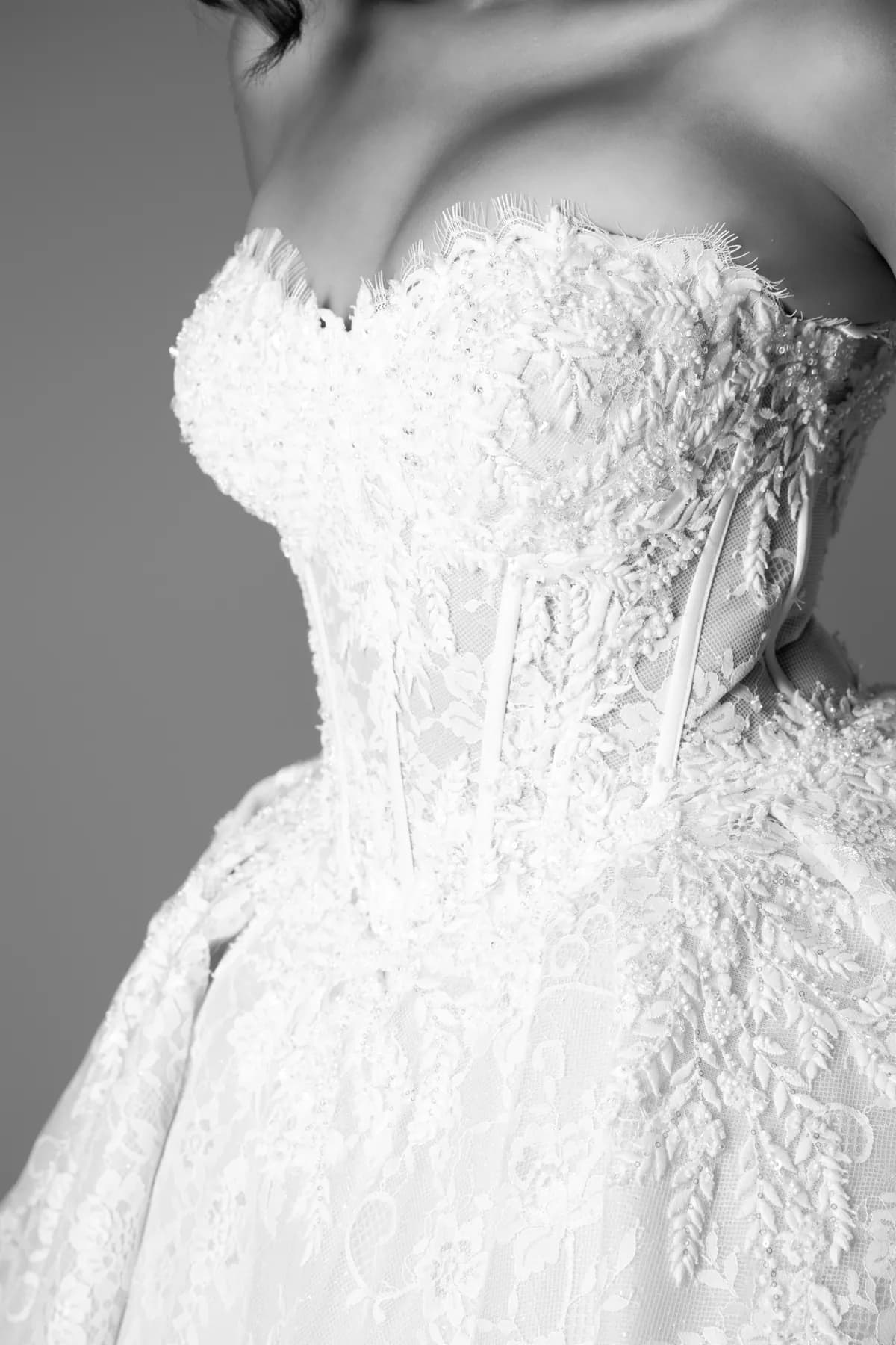 Détail du corset en dentelle brodée