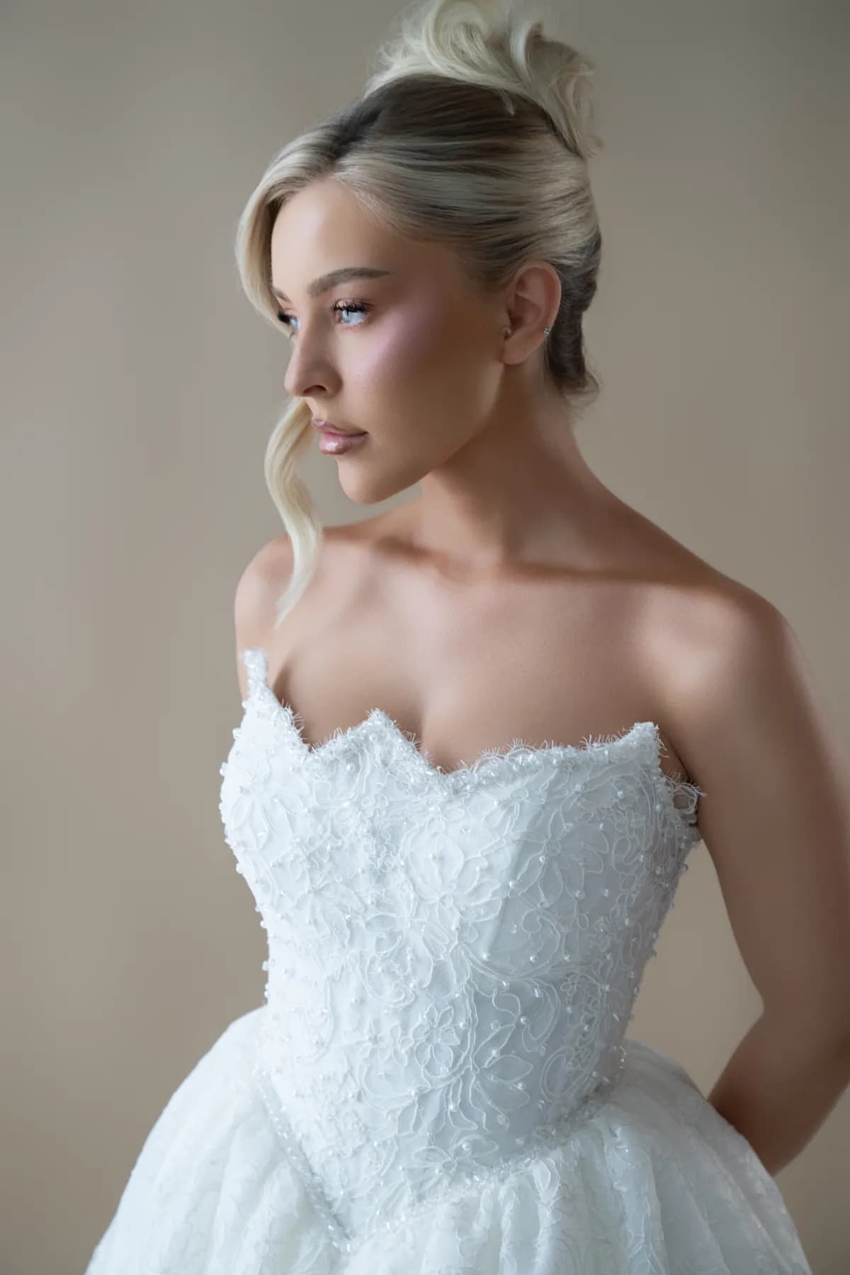 Portrait en robe bustier brodée