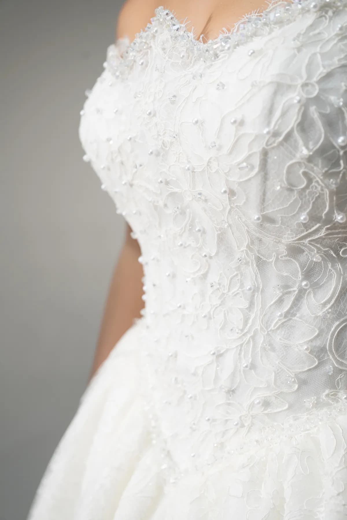Détail du bustier brodé de perles