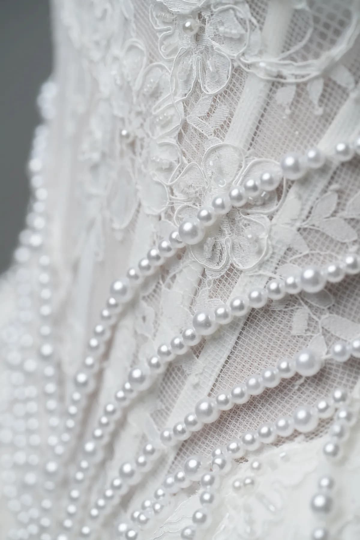 Détail des perles et de la dentelle