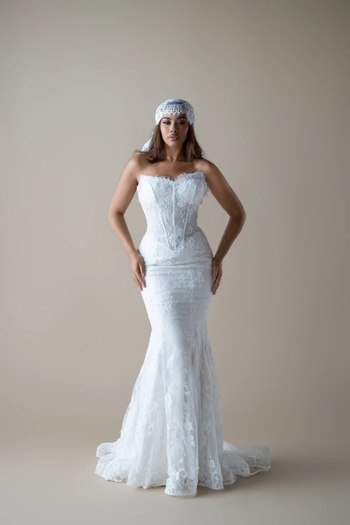 Robe sirène en dentelle, vue en pied