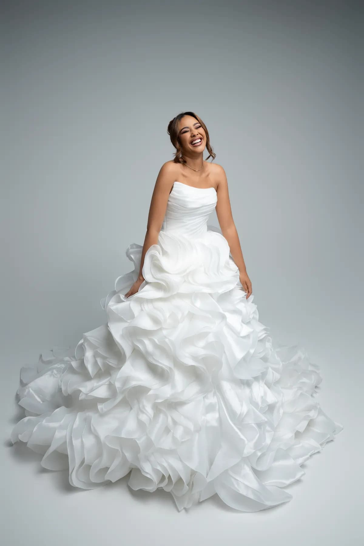 Robe à volants d'organza en studio